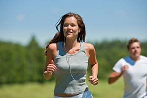 Woman jogging in order to keep a healthy lifestyle. 