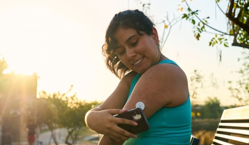 woman scanning for her blood sugar levels