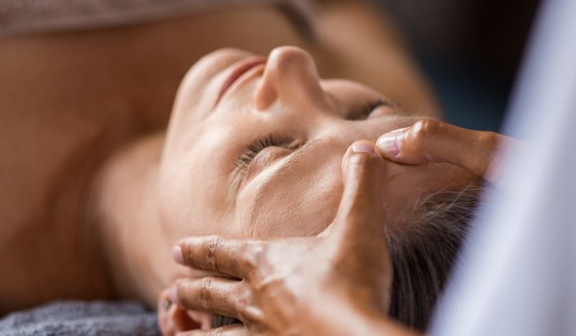 client receiving a thai-ayurveda facial